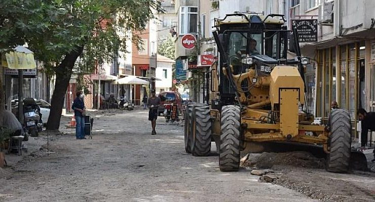 Edremit Ulugaraj Caddesi yolları düzenleniyor