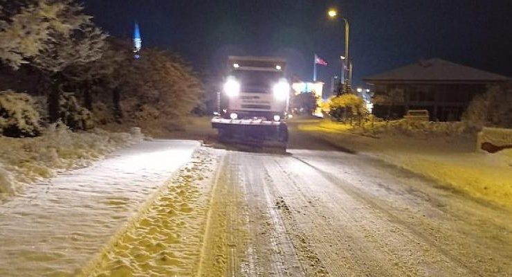 Belediye Ekipleri Gece Boyunca Tuzlama ve Kar Temizliği Çalışması Yaptı