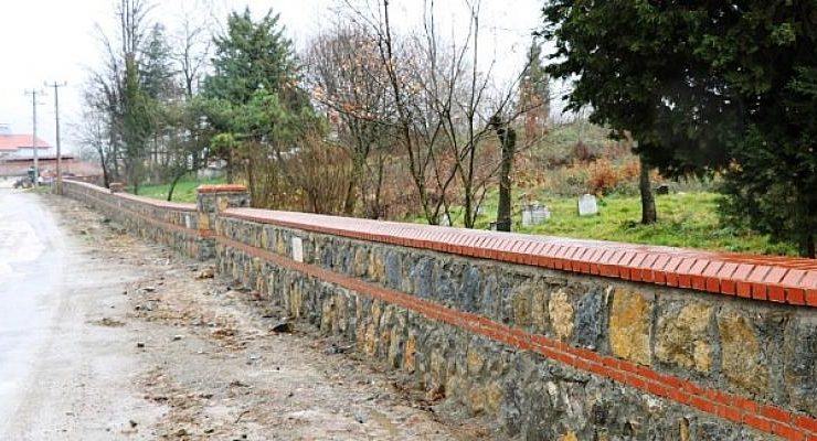 Büyükşehir, köy mezarlıklarına taş duvar inşa ediyor