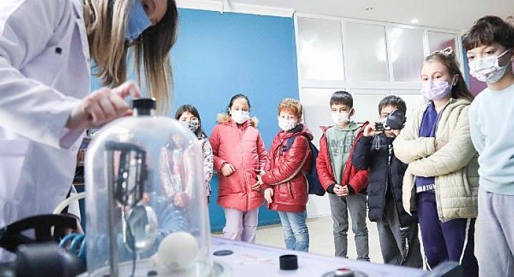 Çocuklar Aydın Büyükşehir Belediyesi Bilim ve Deney Evi’nde Yeni Keşiflere Çıkıyor