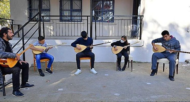 Köy çocukları müzikle hayallerine kavuştu