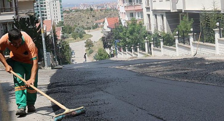 Çankaya Belediyesi, bu hafta  Emek, Kırkkonaklar ve Yaşamkent Mahallesinde tam kaplama asfalt çalışması yaptı.
