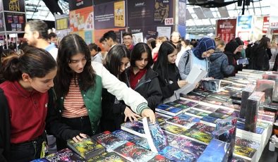 13. Antalya Kitap Fuarı'na  öğrencilerden yoğun ilgi