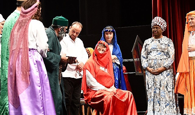 Lüleburgaz Belediyesi Tiyatro Topluluğu 'Orta Oyunu'nu sahneledi